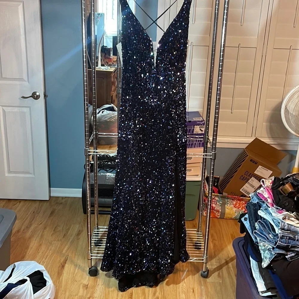 Beautiful blue and purple sequence prom dress. Doesn’t have a tag, size 6 - Picture 1 of 4